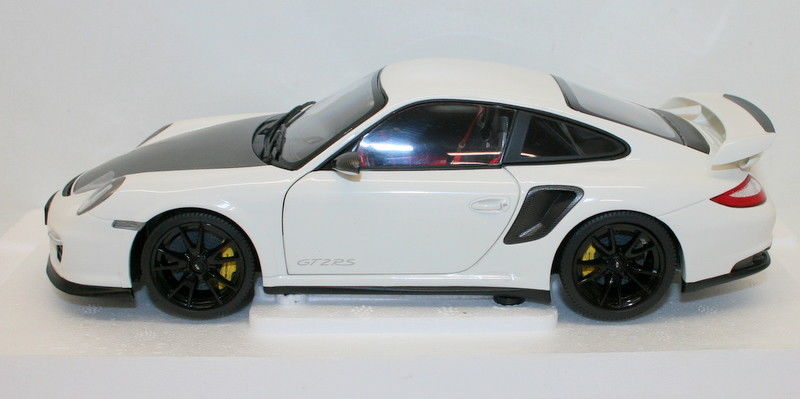 Minichamps 1/18 Diecast 100 069405 - 2011 Porsche 911 GT2 RS White w/Black Wheel