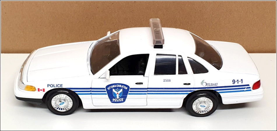 Motormax 1/24 Scale 76102B - Ford Crown Victoria Police - Ottawa Carleton