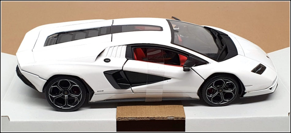 Burago 1/24 Scale 18-21102 - Lamborghini Countach LPI 800-4 - White