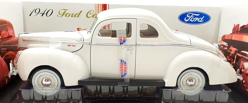 Motormax 1/18 scale Diecast 73108 - 1940 Ford Coupe - white