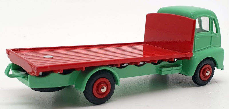 DINKY TOYS Camion citerne esso panhard 1954 (rééd Atlas) rouge DINKY TOYS Camion citerne esso panhard 1954 (rééd Atlas) rouge