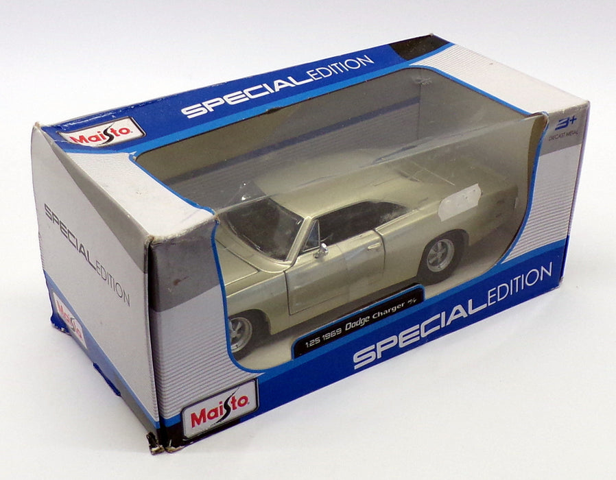 Maisto 1/25 Scale Model Car 31256S - 1969 Dodge Charger R/T - Silver