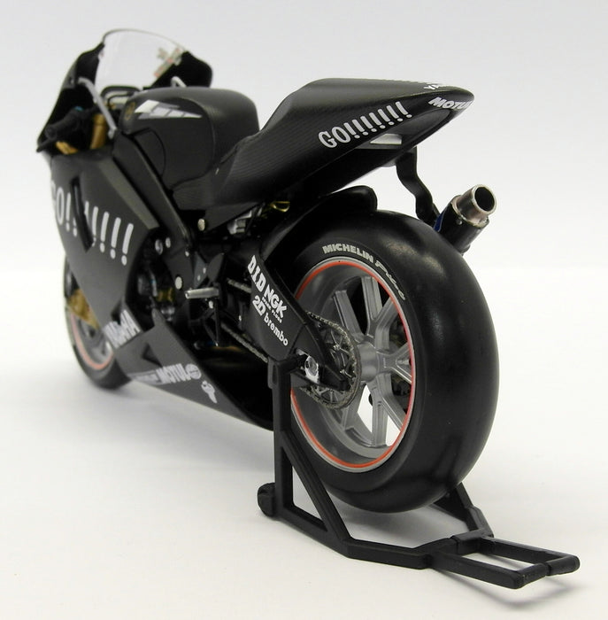 Minichamps 1/12 Scale Diecast 122 043946 Yamaha YZR-M1 Test Bike 2004 Rossi