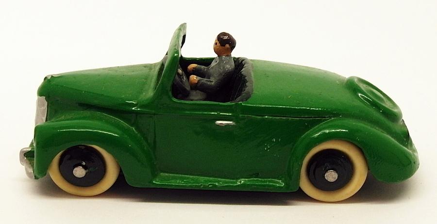 Unknown Brand Appx 6cm Long Hand Painted White Metal Model Car Austin ? Unboxed