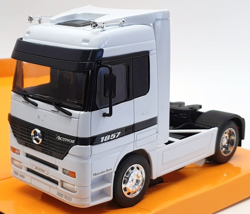 Welly 1/32 Scale Model Car 32280W - Mercedes Benz Actros - White