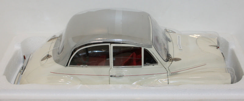 Sunstar 1/12 Scale Diecast 4774 - 1965 Morris Minor 1000 Tourer