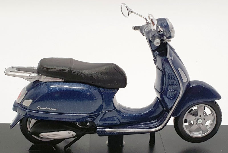 Maisto 1/18 Scale Model Scooter 39540 - 2003 Vespa Grandturismo