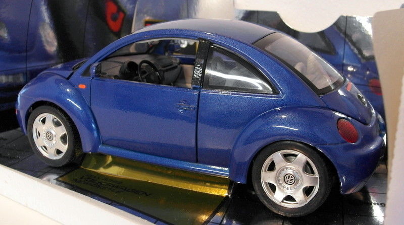 Burago 1/18 Scale Diecast - 3392 Volkswagen New Beetle 1998 blue