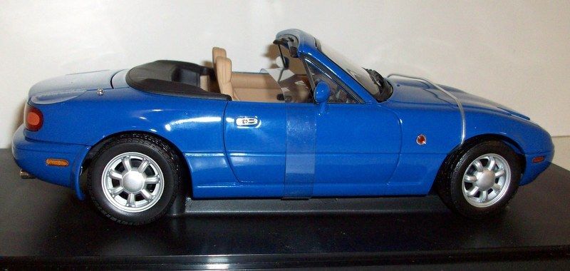 Gate 1/18 scale 01014 Mazda MX5 MK1 RH Drive Twilight blue mica