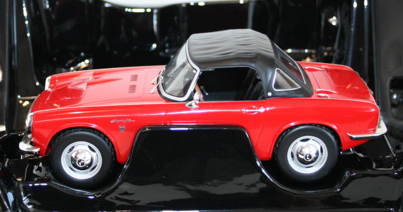 Triple 9 1/18 Scale Diecast T9-1800190 - Honda S800 - Red