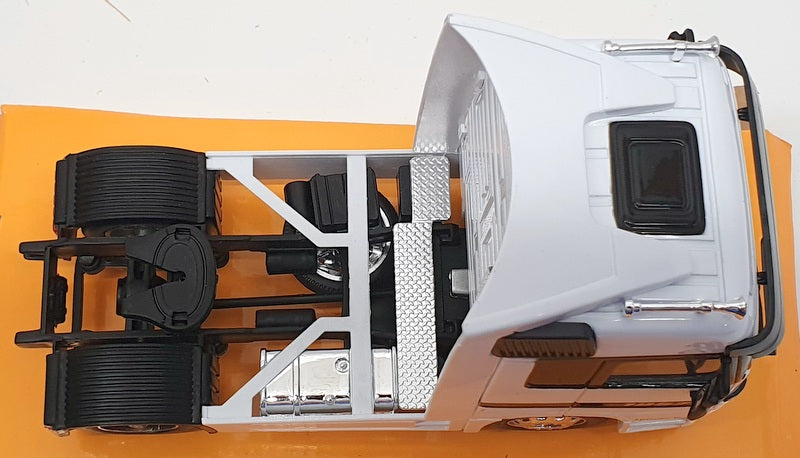 Welly 1/32 Scale Model Car 32280W - Mercedes Benz Actros - White