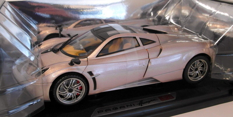 Motormax 1/18 Scale 73100PTM Pagani Huayra metallic Silver / Gold