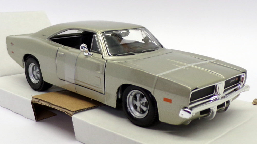 Maisto 1/25 Scale Model Car 31256S - 1969 Dodge Charger R/T - Silver