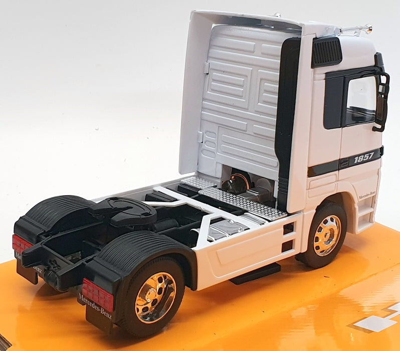Welly 1/32 Scale Model Car 32280W - Mercedes Benz Actros - White