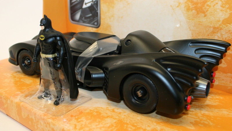 Jada 1/24 Scale Model Car 98260 - 1989 Batman Movie DC Batmobile & Batman Figure