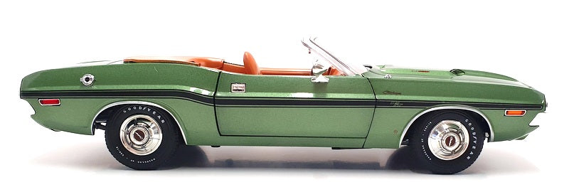 Greenlight 1/18 Scale 13586 - 1970 Dodge Challenger R/T - Green