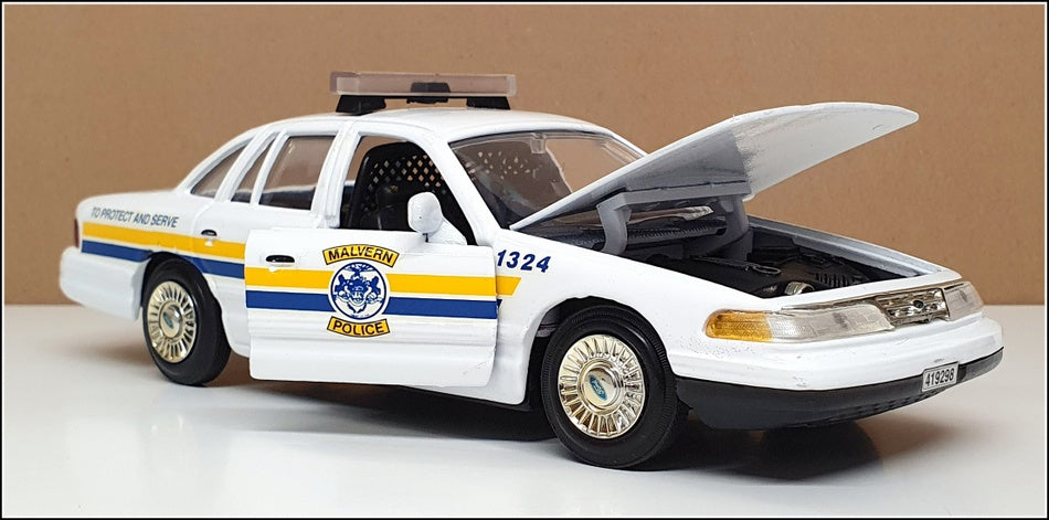 Motormax 1/24 Scale 76102B - Ford Crown Victoria Police - Malvern