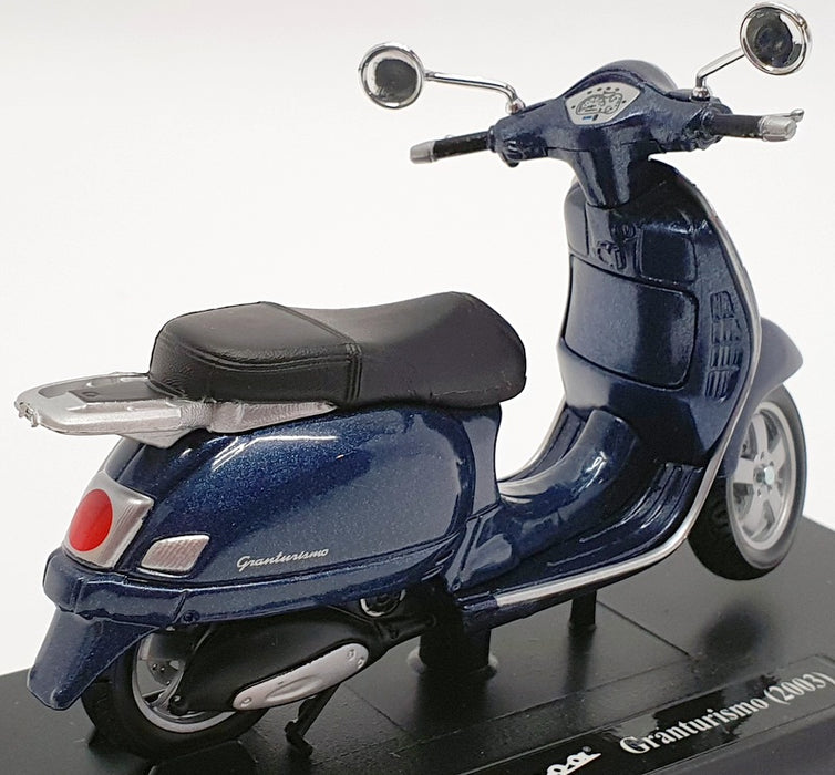 Maisto 1/18 Scale Model Scooter 39540 - 2003 Vespa Grandturismo