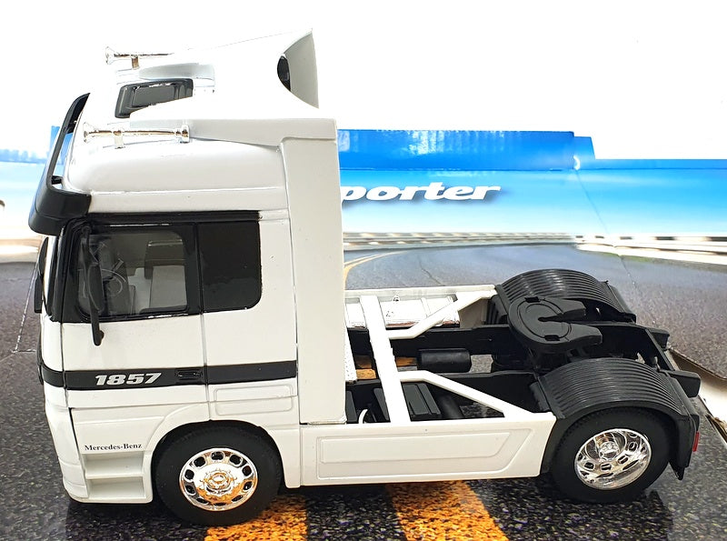 Welly 1/32 Scale Model Car 32280W - Mercedes Benz Actros - White