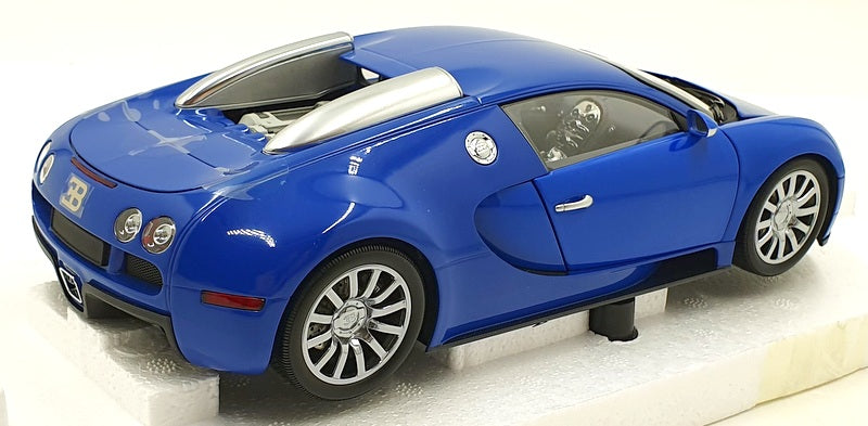 Minichamps 1/18 Scale Diecast 100 110821 Bugatti Veyron 2009 - Lgt Blue/DK blue