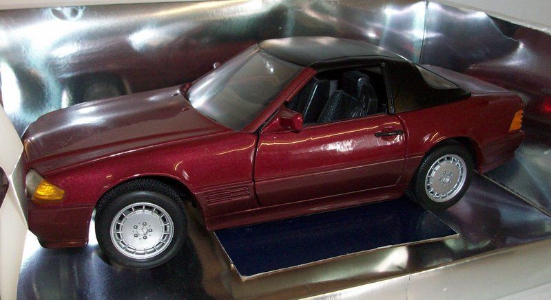 Revell 1/18 Scale - 8801 Mercedes Benz 500 SL-32 Convertible two tone red