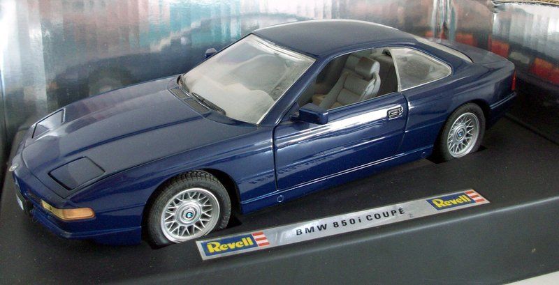 Revell 1/18 Scale Diecast - 8808 BMW 850i dark blue
