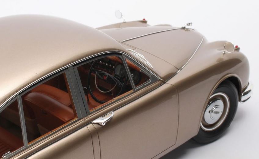 12ART 1/12 Scale Model Car 1001050 - 1968 Jaguar MkII - Metallic Gold