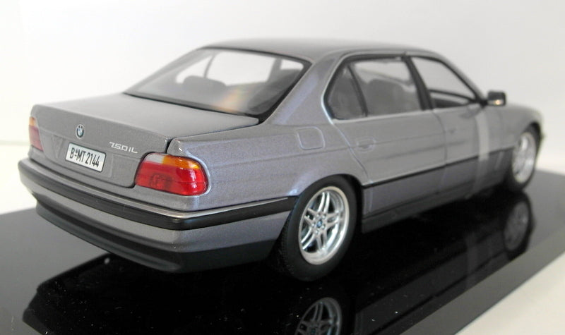 BMW Dealership 1/24 Scale 80 43 9 422 371 BMW 750iL Tomorrow Never Dies 007