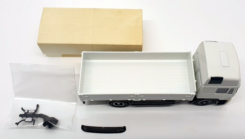 Conrad 1/50 Scale - Mat103 - MAN F2000 Covered Truck & Trailer - White