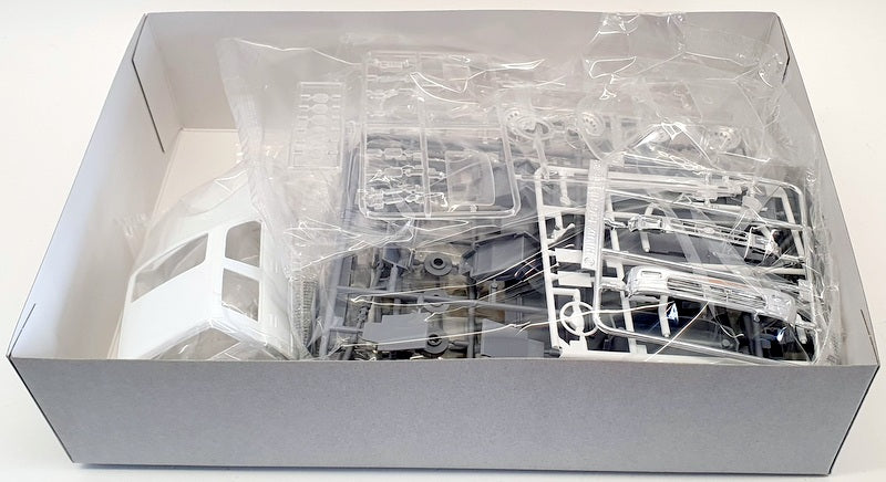 Aoshima 1/24 Scale Model Car Kit 20088 - Hilux Double Cab Pick Up