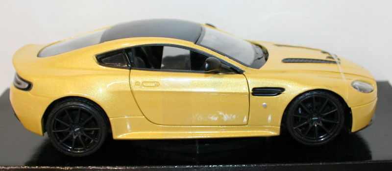 MotorMax 1/24 Scale Metal Model 79322 Aston Martin V12 Vantage S - Yellow / Gold