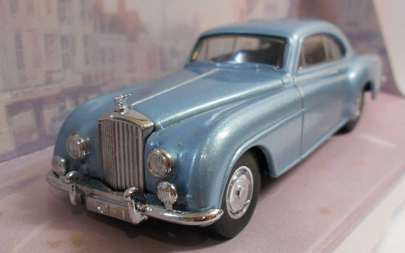 Dinky 1/43 Scale Diecast Model DY-13 1955 BENTLEY 'R' CONTINENTAL BLUE