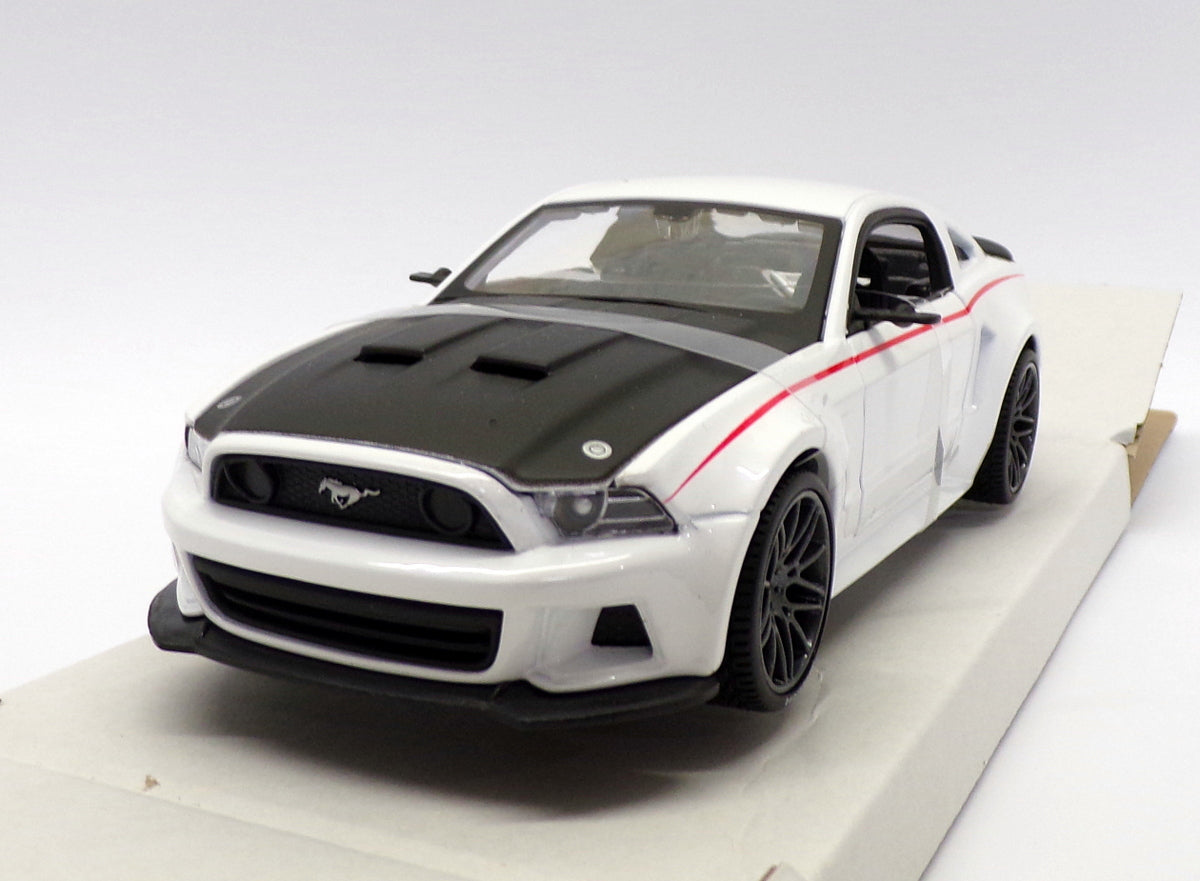 Maisto 1/24 Scale 31506W - 2014 Ford Mustang Street Racer - White