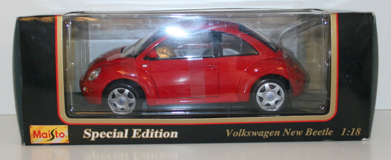 MAISTO 1/18 - 31875 VOLKSWAGEN NEW BEETLE - RED