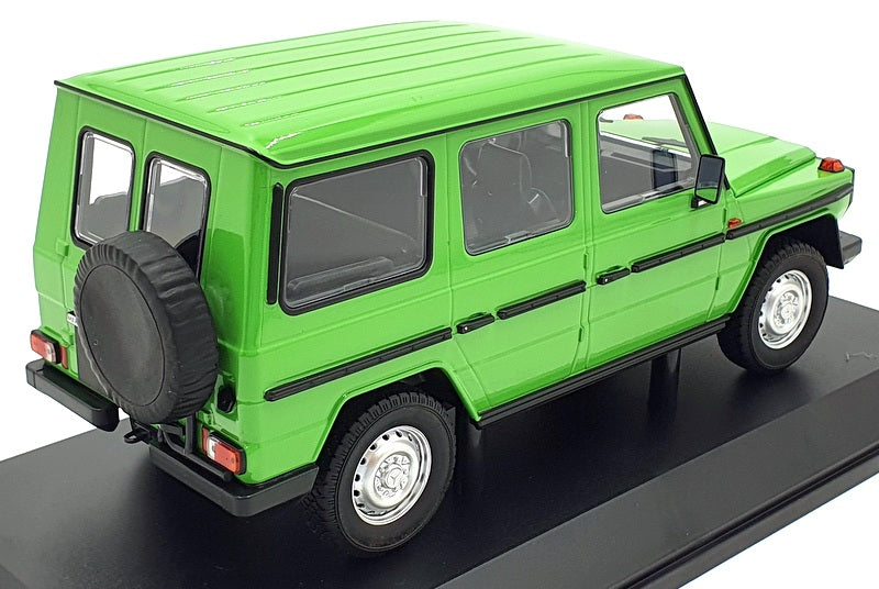 Minichamps 1/18 Scale Diecast 155 038101 - Mercedes-Benz G-Model LWB Green