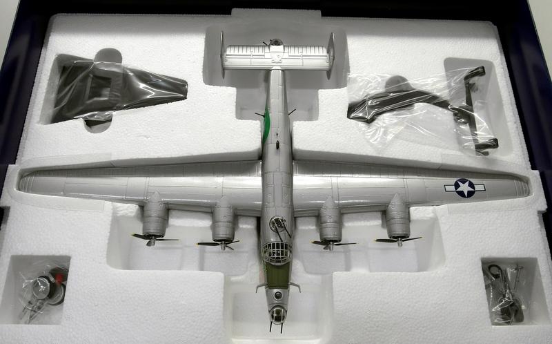 Corgi 1/72 AA34001 Consolidated B-24J Liberator The Dragon & Tail Model Plane