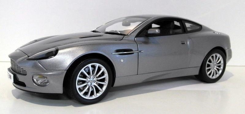 Kyosho 1/12 Scale Diecast 08603S Aston Martin V12 Vanquish 007 James Bond