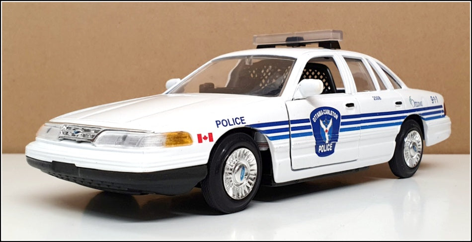 Motormax 1/24 Scale 76102B - Ford Crown Victoria Police - Ottawa Carleton