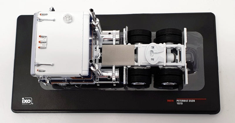 IXO Models 1/43 Scale TR076 - 1977 Freighterliner FLC 120 64T - Silver