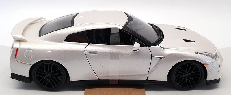 Burago 1/24 Scale Diecast 18-21082 - 2017 Nissan GT-R - White
